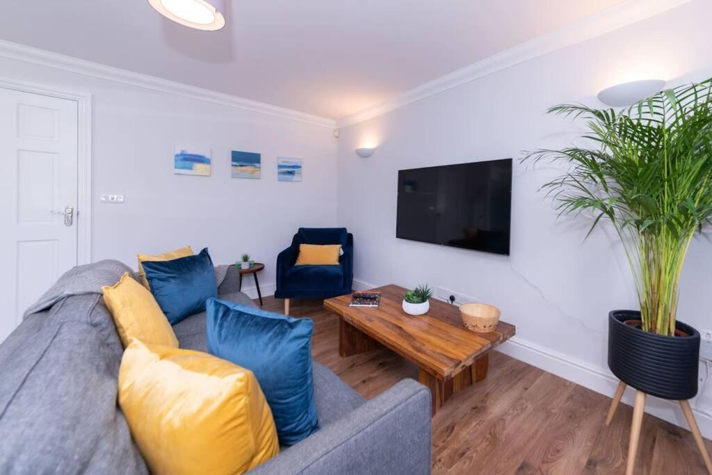 Ratby House - Spacious 3 Bed With Garden & Parking Earley Bagian luar foto