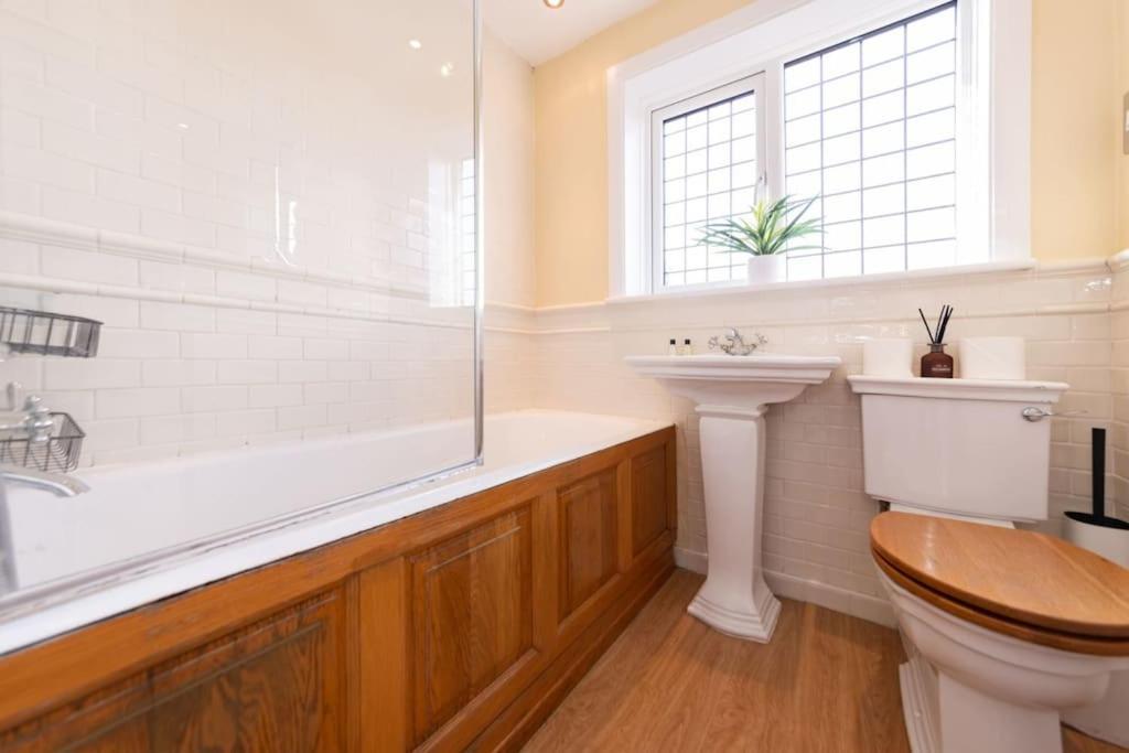Ratby House - Spacious 3 Bed With Garden & Parking Earley Bagian luar foto